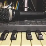 Pourquoi acheter un stand synthétiseur pour votre home studio ?